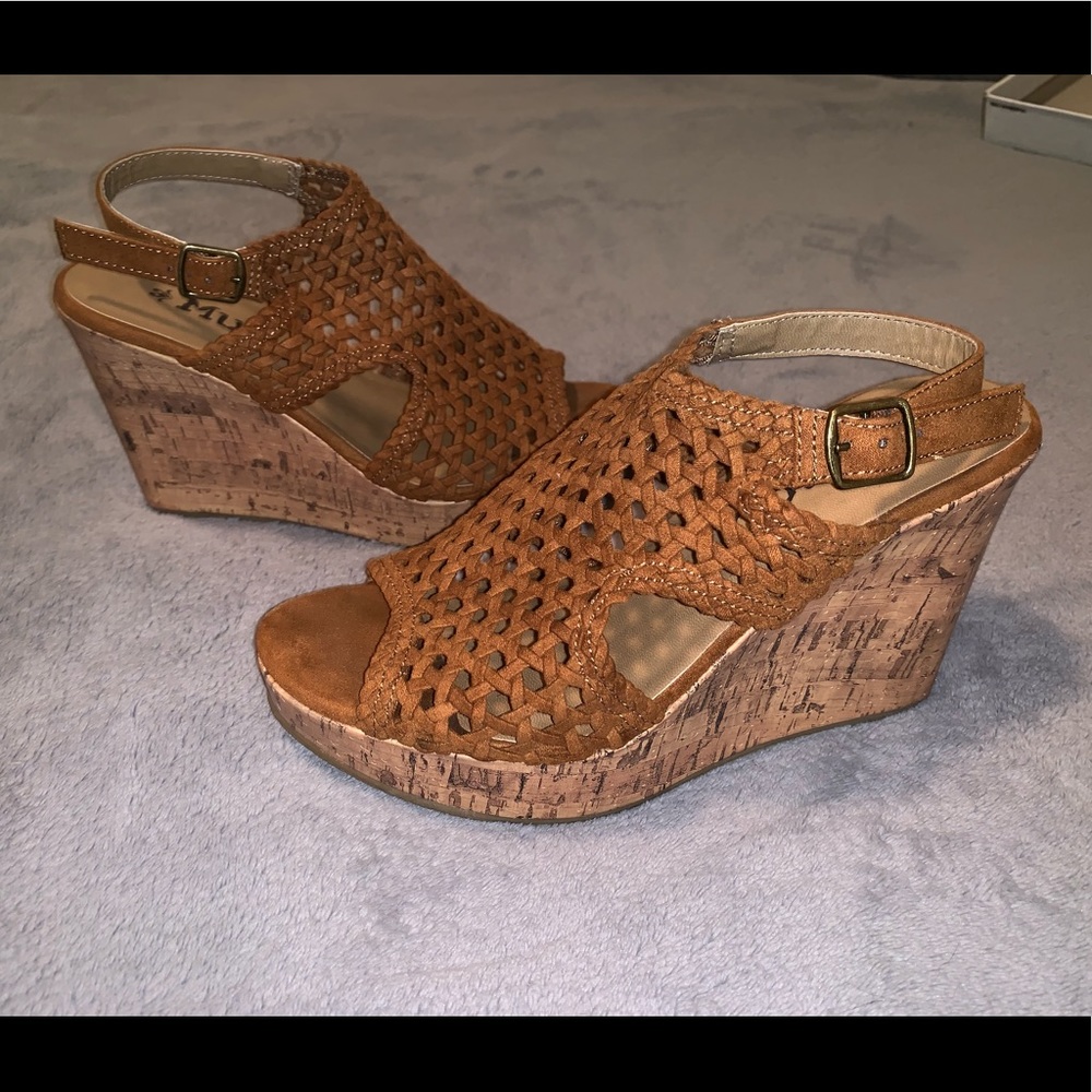 ‘Mudd’ tan wedges 👡